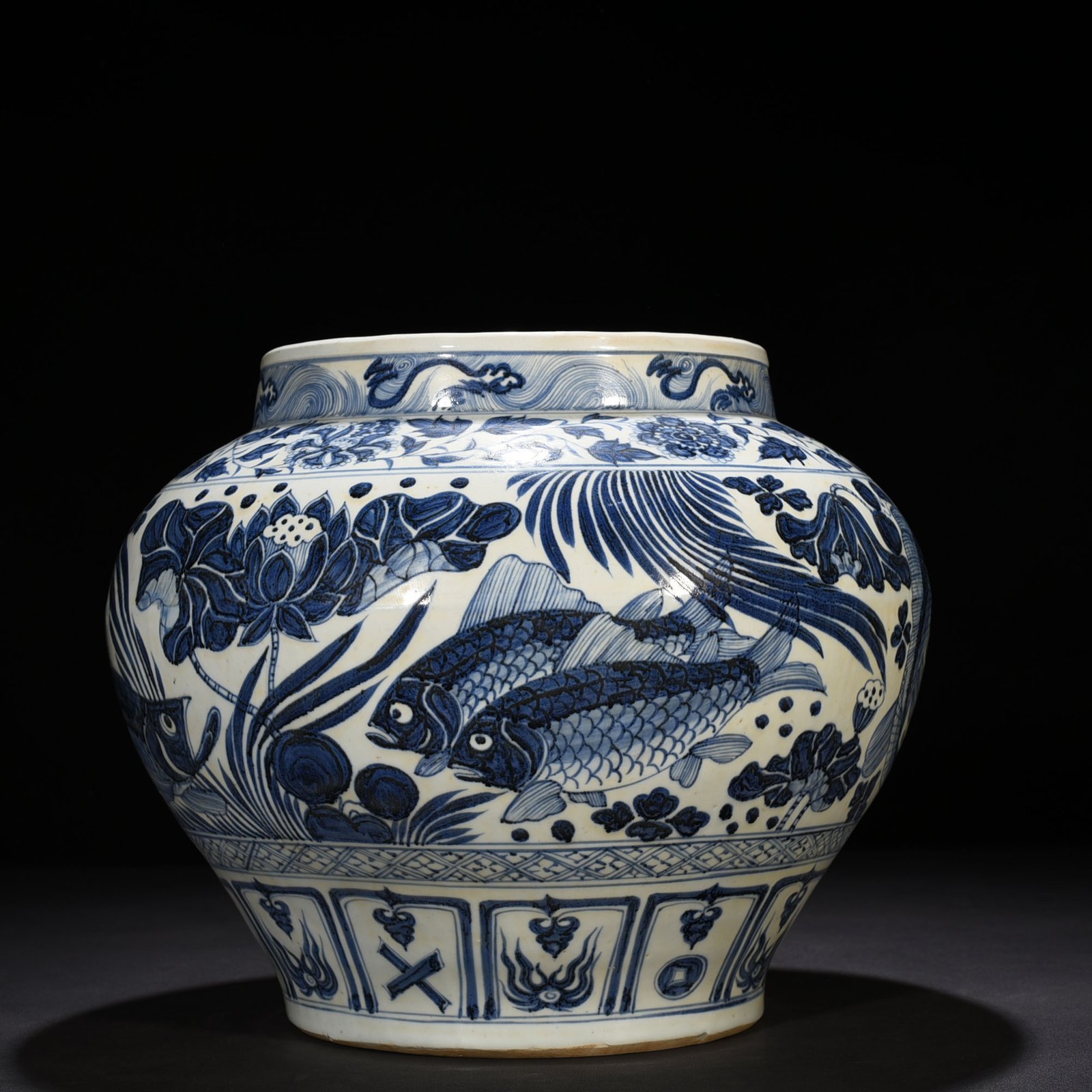 Yuan Dynasty blue and white fish and algae pattern jar