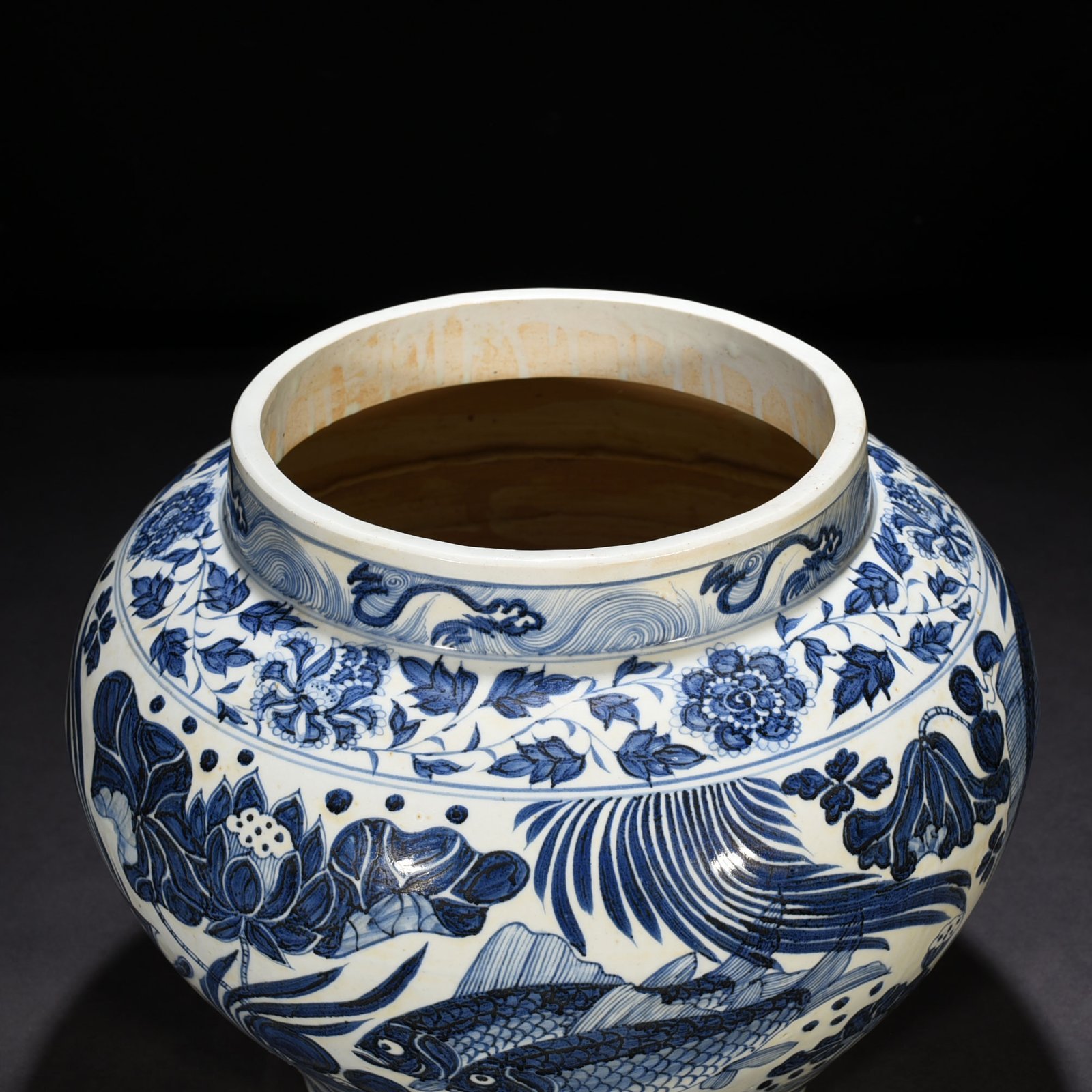 Yuan Dynasty blue and white fish and algae pattern jar