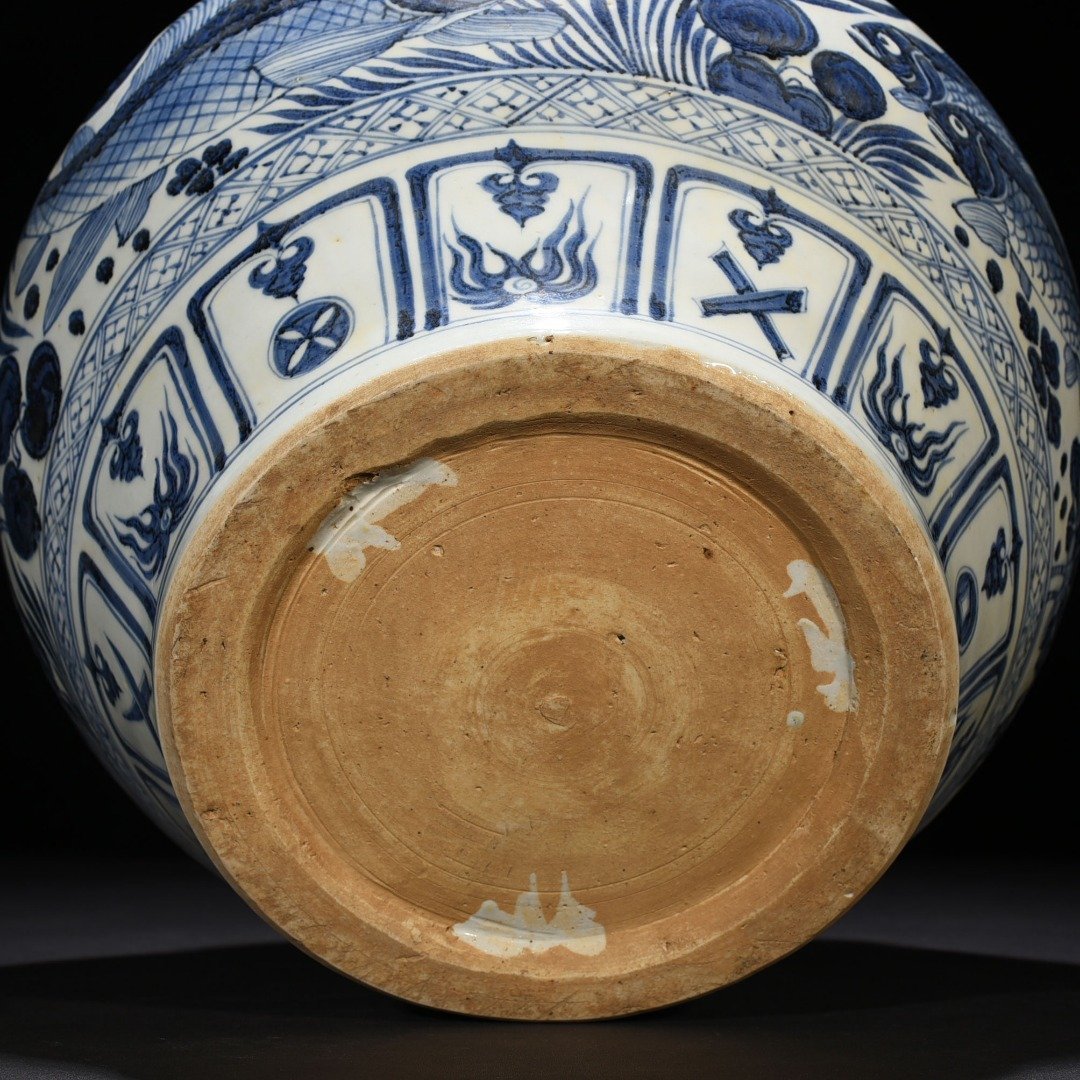 Yuan Dynasty blue and white fish and algae pattern jar