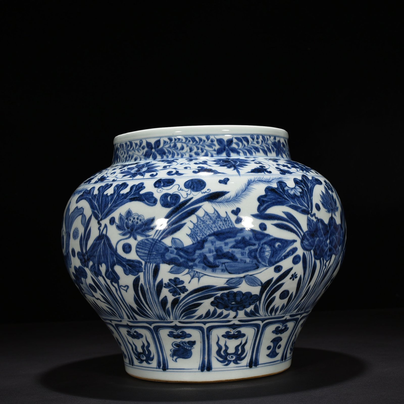 Yuan Dynasty blue and white fish and algae pattern jar