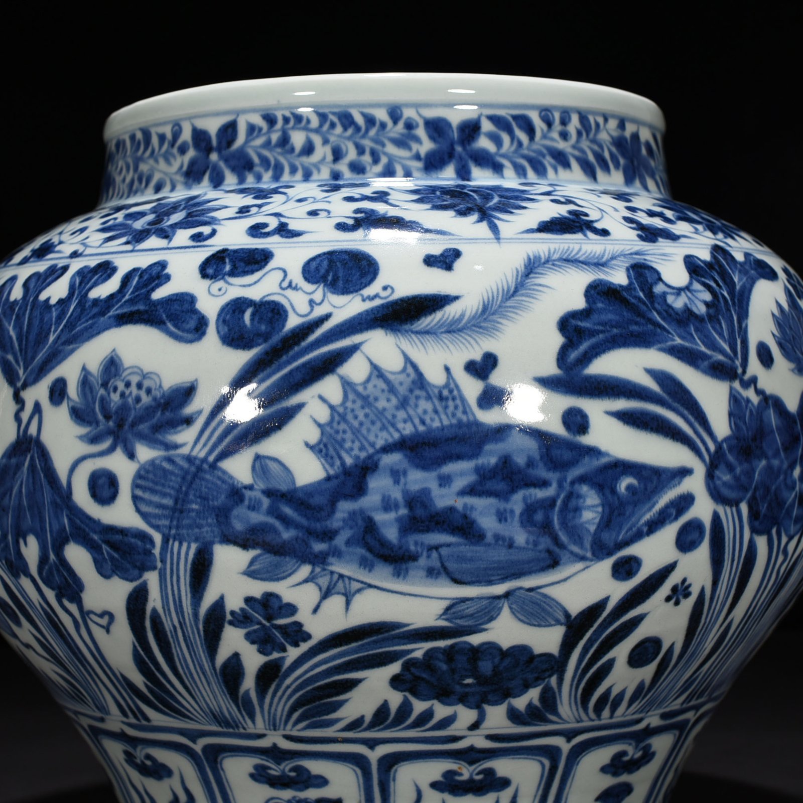 Yuan Dynasty blue and white fish and algae pattern jar