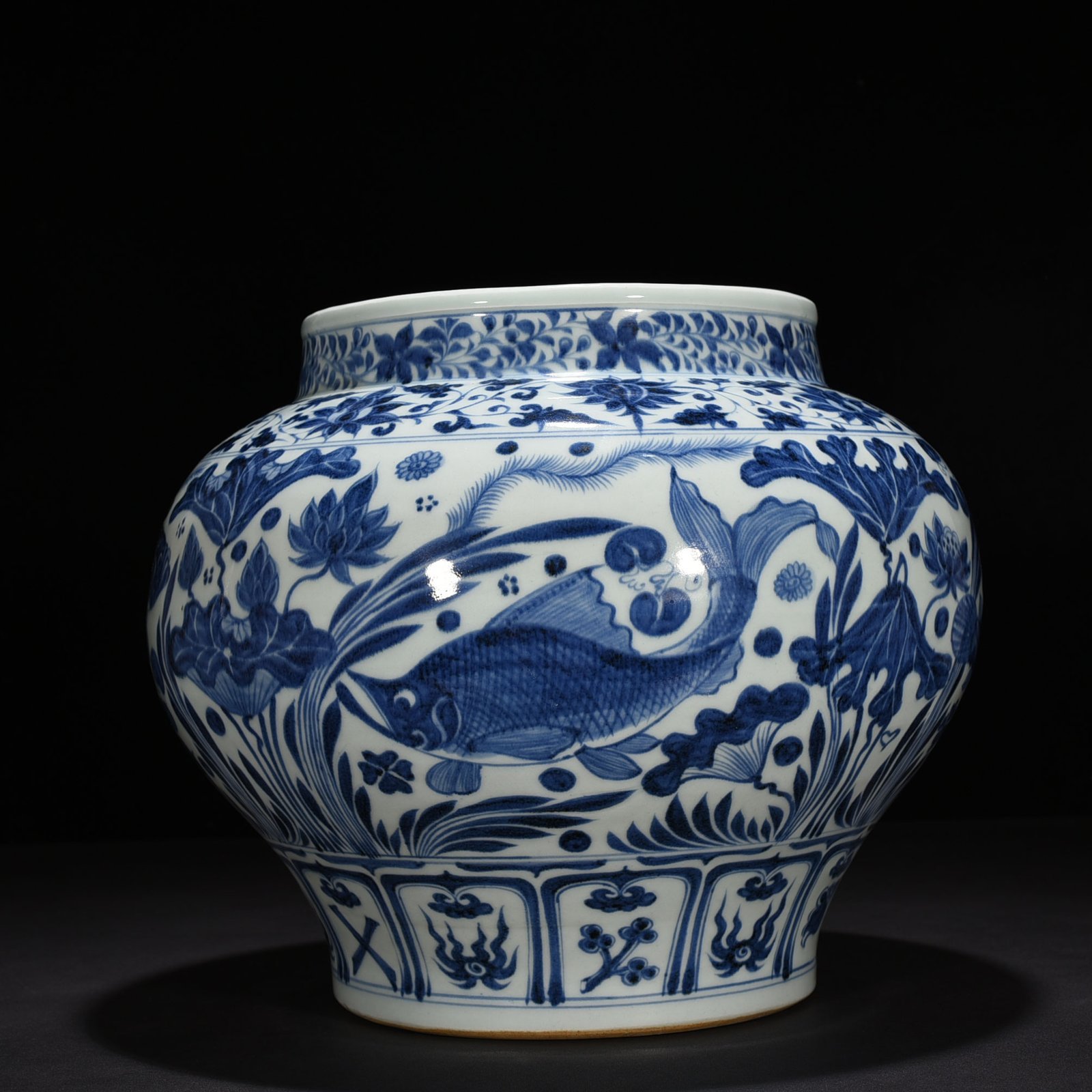 Yuan Dynasty blue and white fish and algae pattern jar