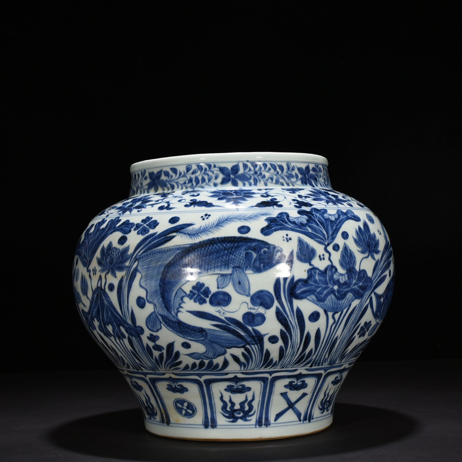 Yuan Dynasty blue and white fish and algae pattern jar