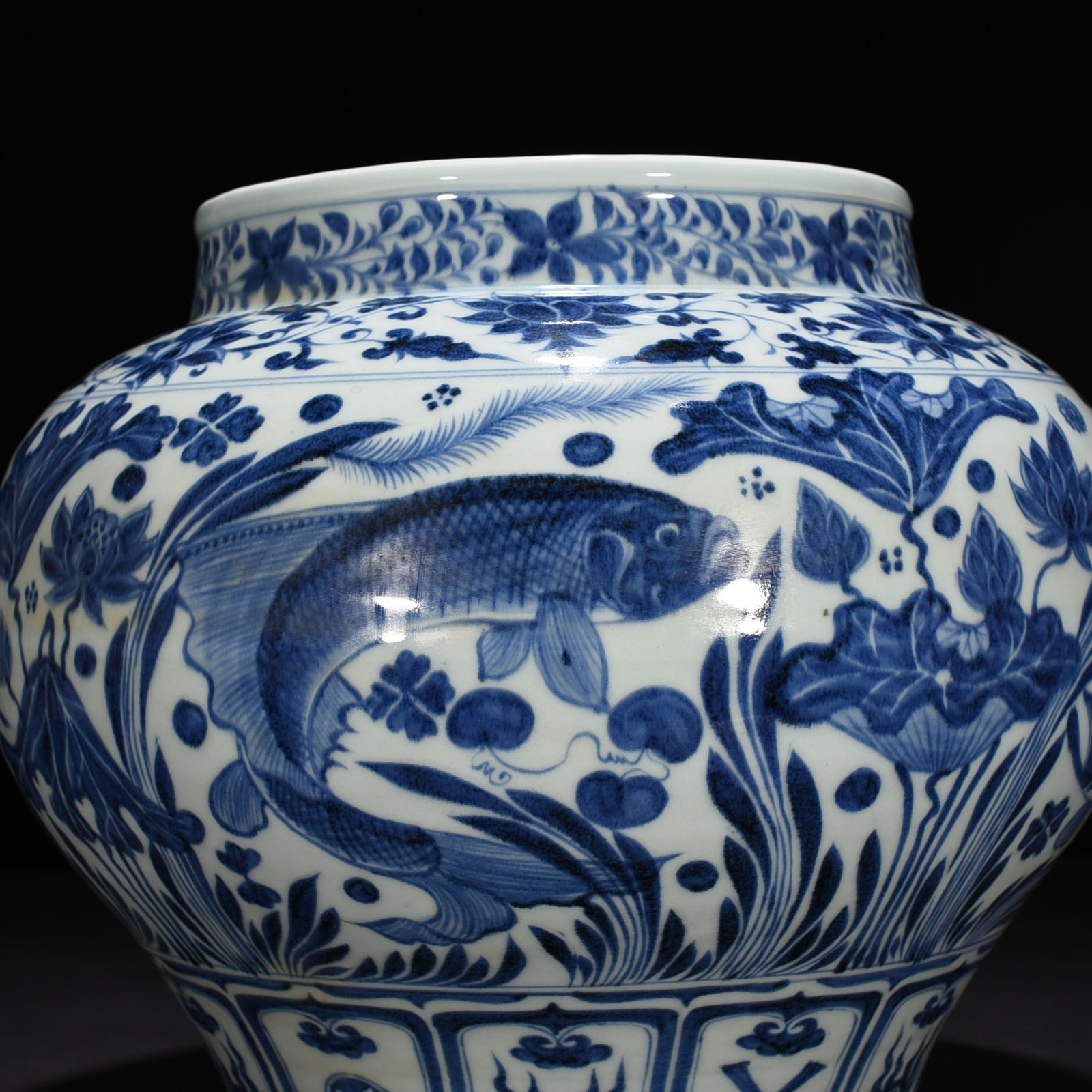 Yuan Dynasty blue and white fish and algae pattern jar