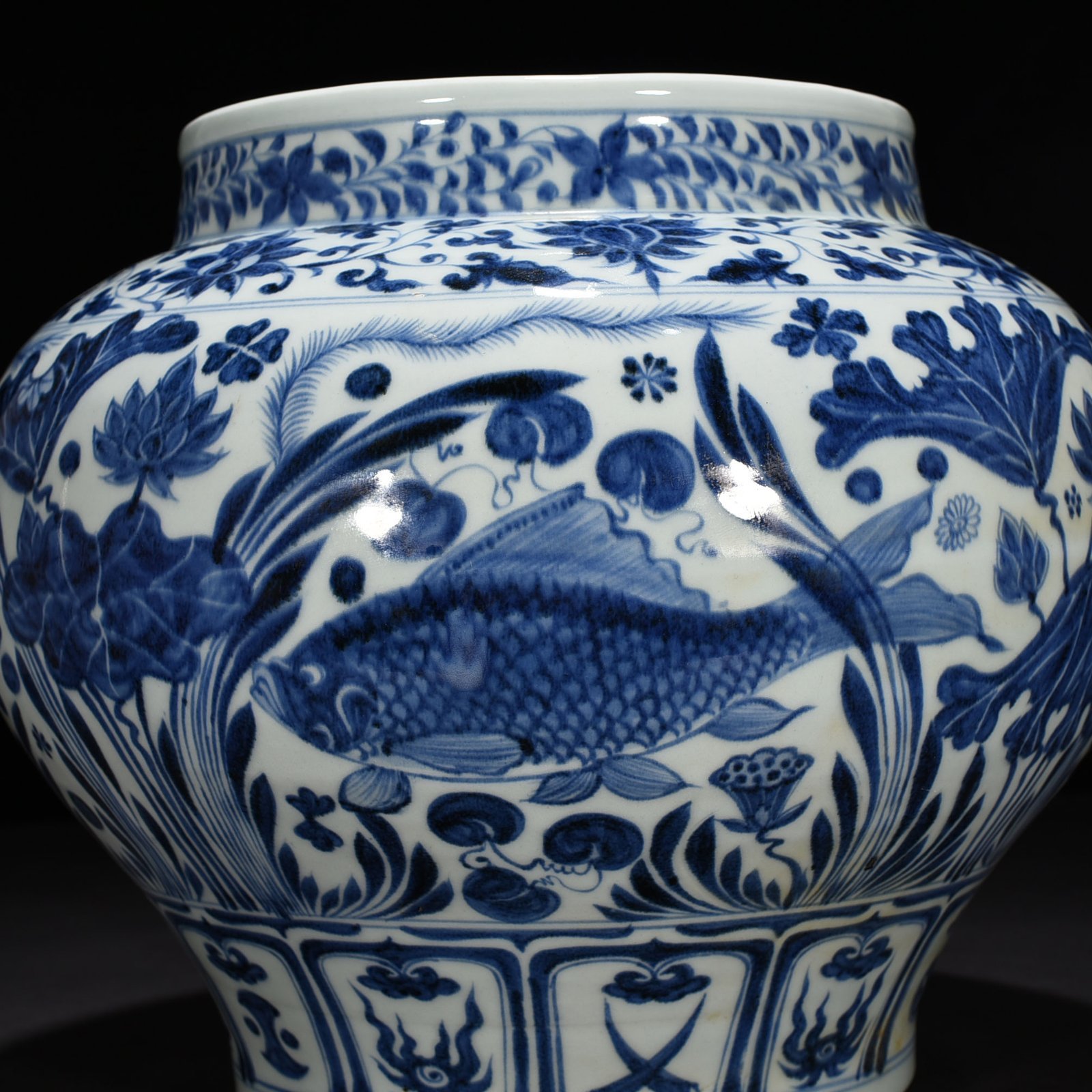 Yuan Dynasty blue and white fish and algae pattern jar