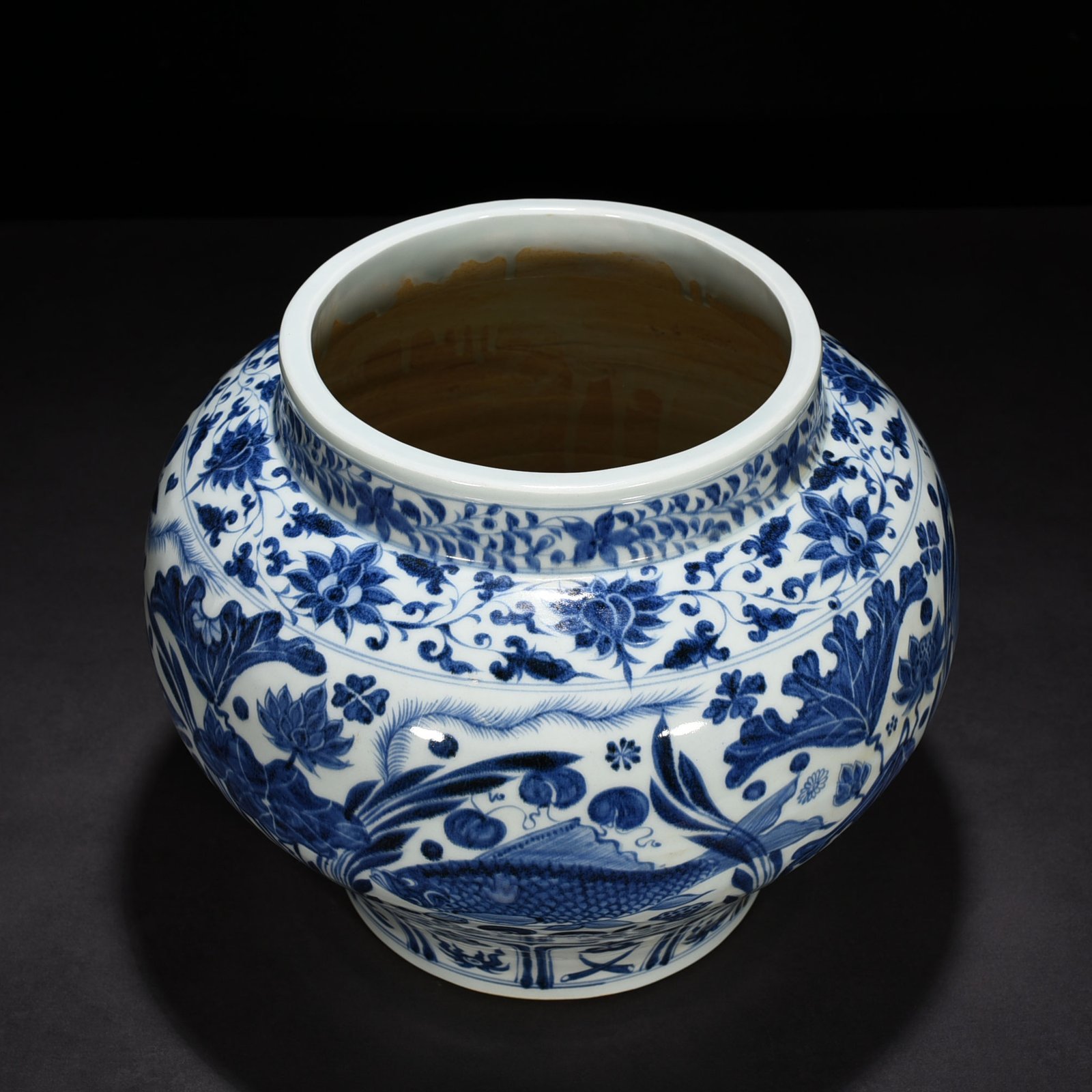 Yuan Dynasty blue and white fish and algae pattern jar