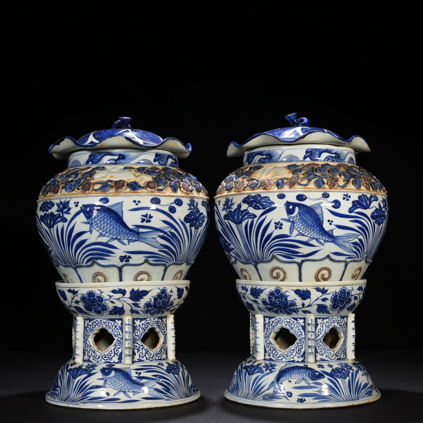 Yuan Dynasty blue and white fish and algae flower lotus leaf lid jar with base