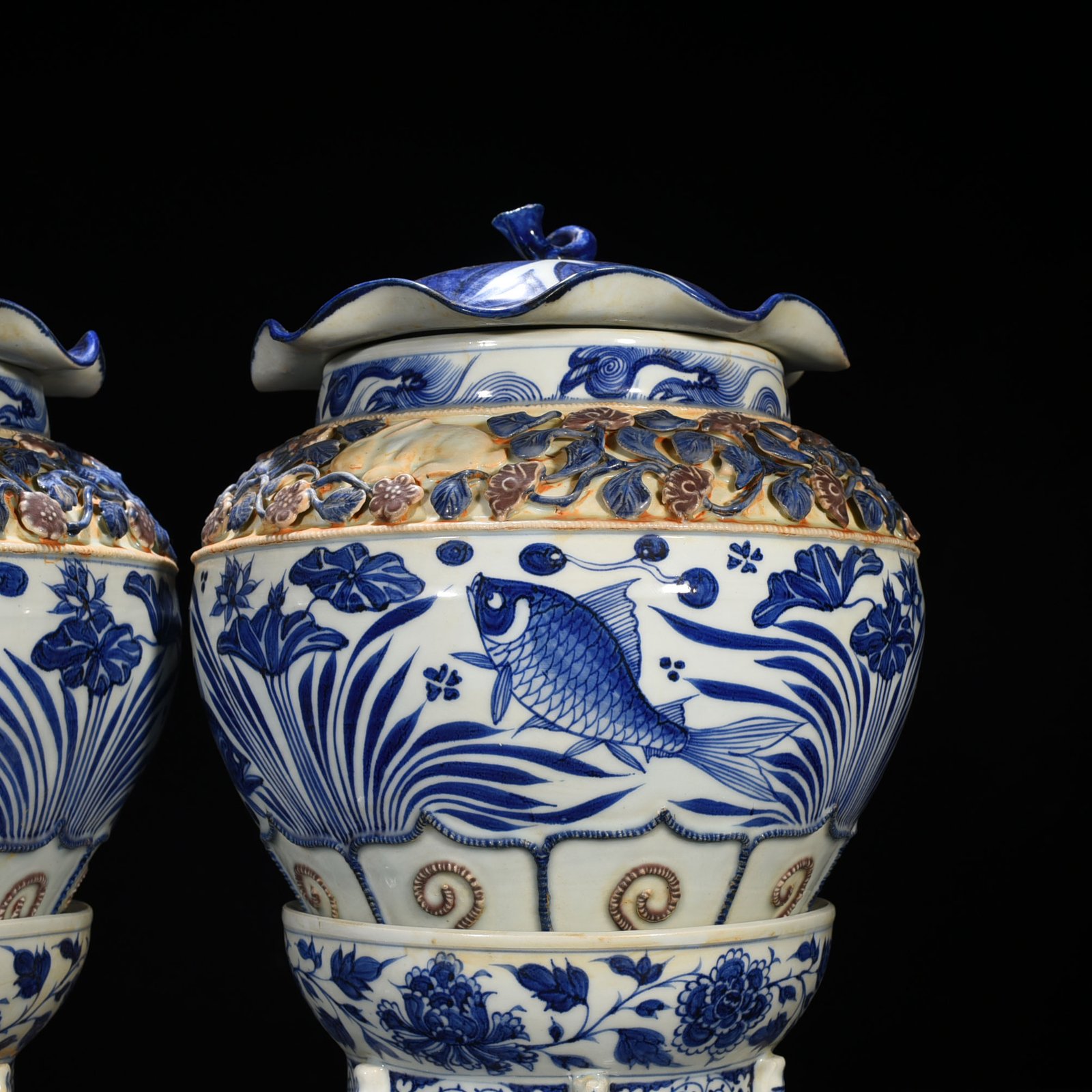 Yuan Dynasty blue and white fish and algae flower lotus leaf lid jar with base