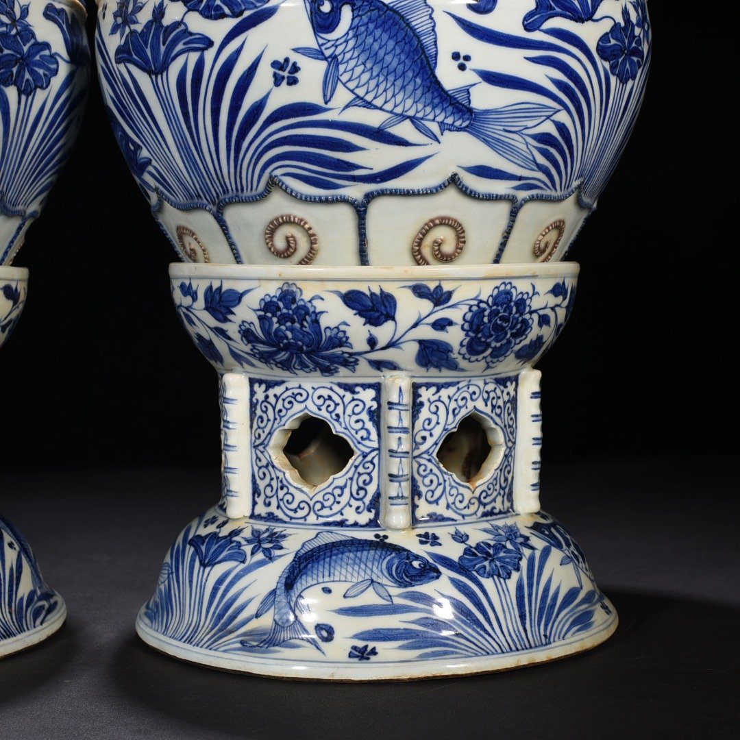 Yuan Dynasty blue and white fish and algae flower lotus leaf lid jar with base