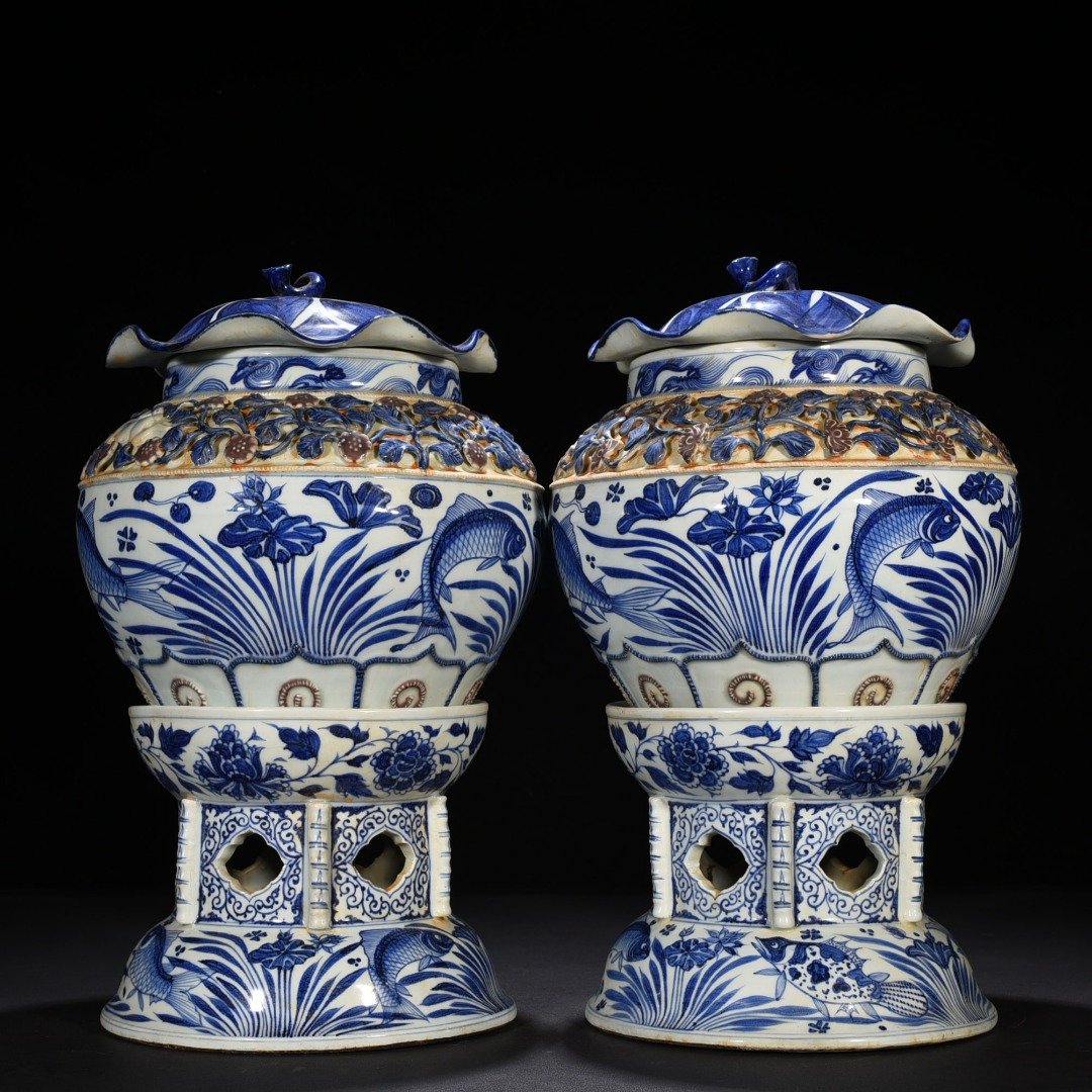 Yuan Dynasty blue and white fish and algae flower lotus leaf lid jar with base