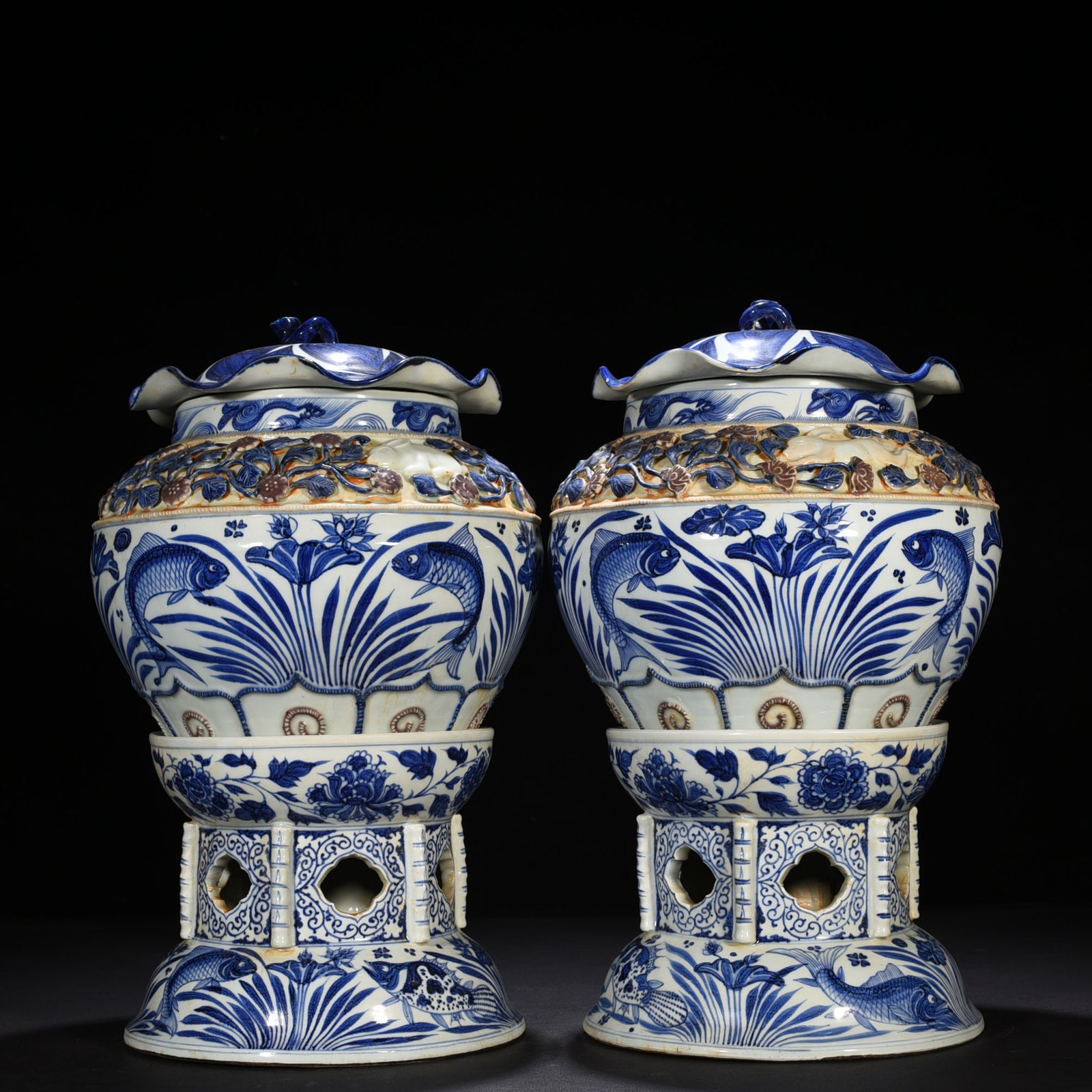 Yuan Dynasty blue and white fish and algae flower lotus leaf lid jar with base