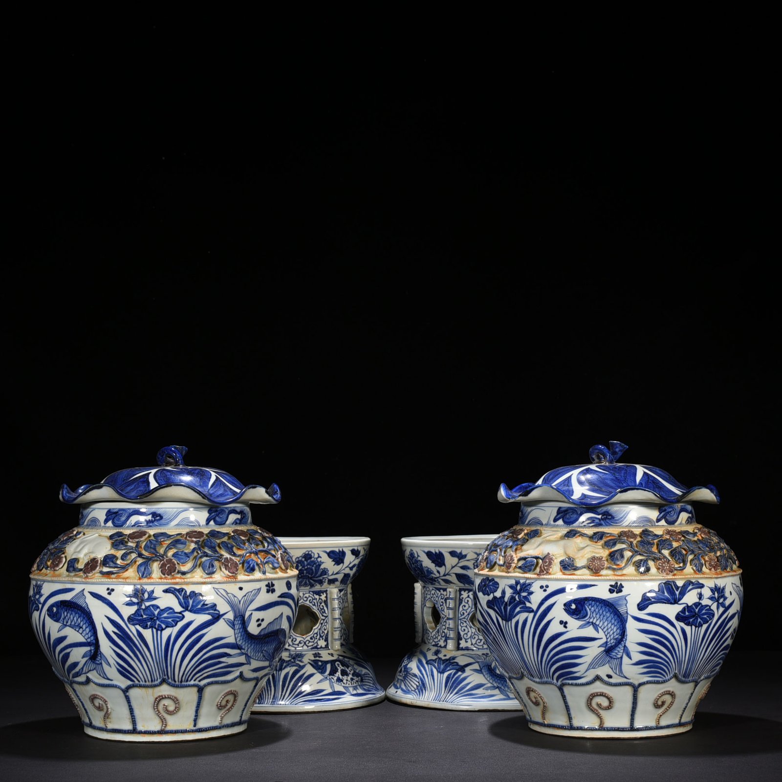 Yuan Dynasty blue and white fish and algae flower lotus leaf lid jar with base