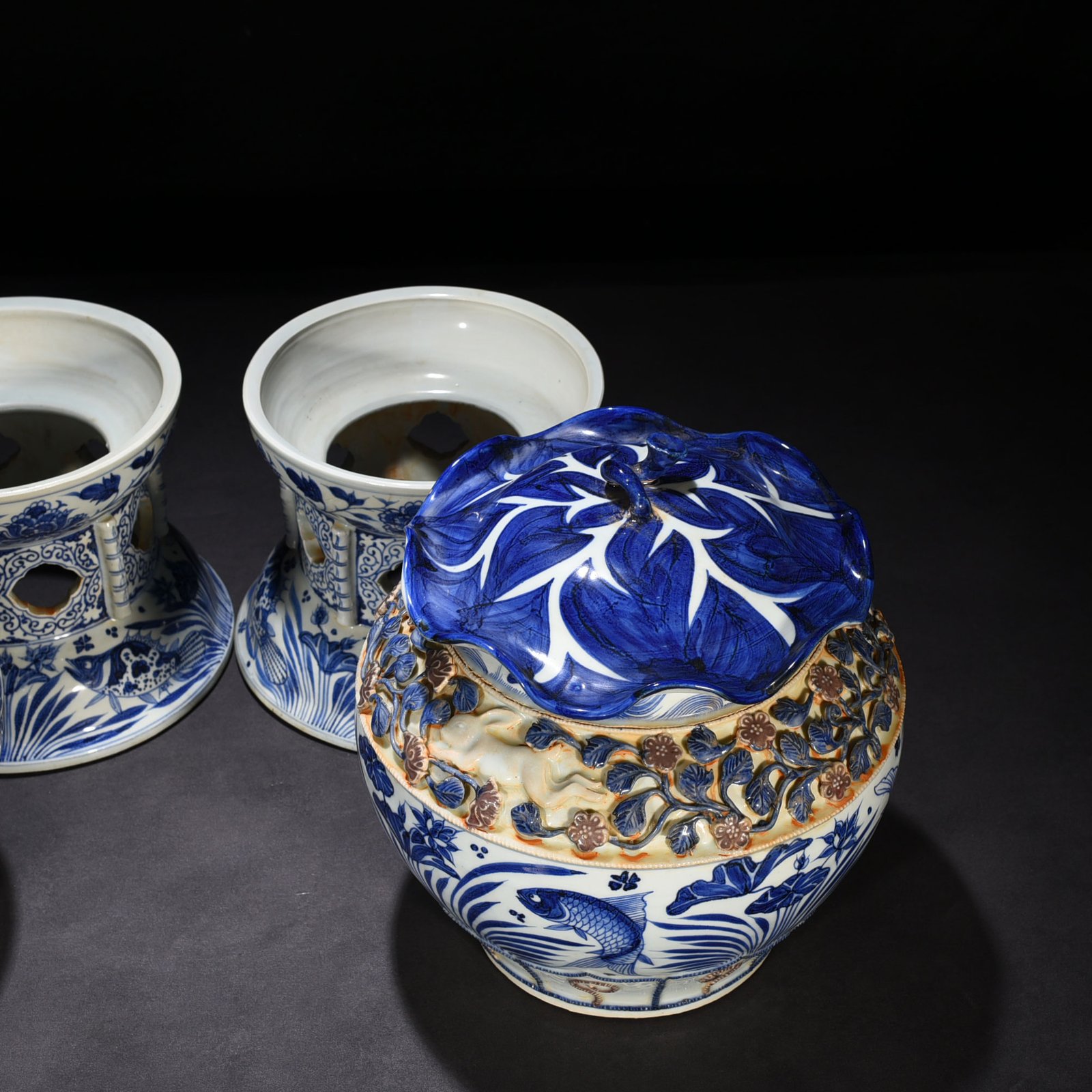 Yuan Dynasty blue and white fish and algae flower lotus leaf lid jar with base