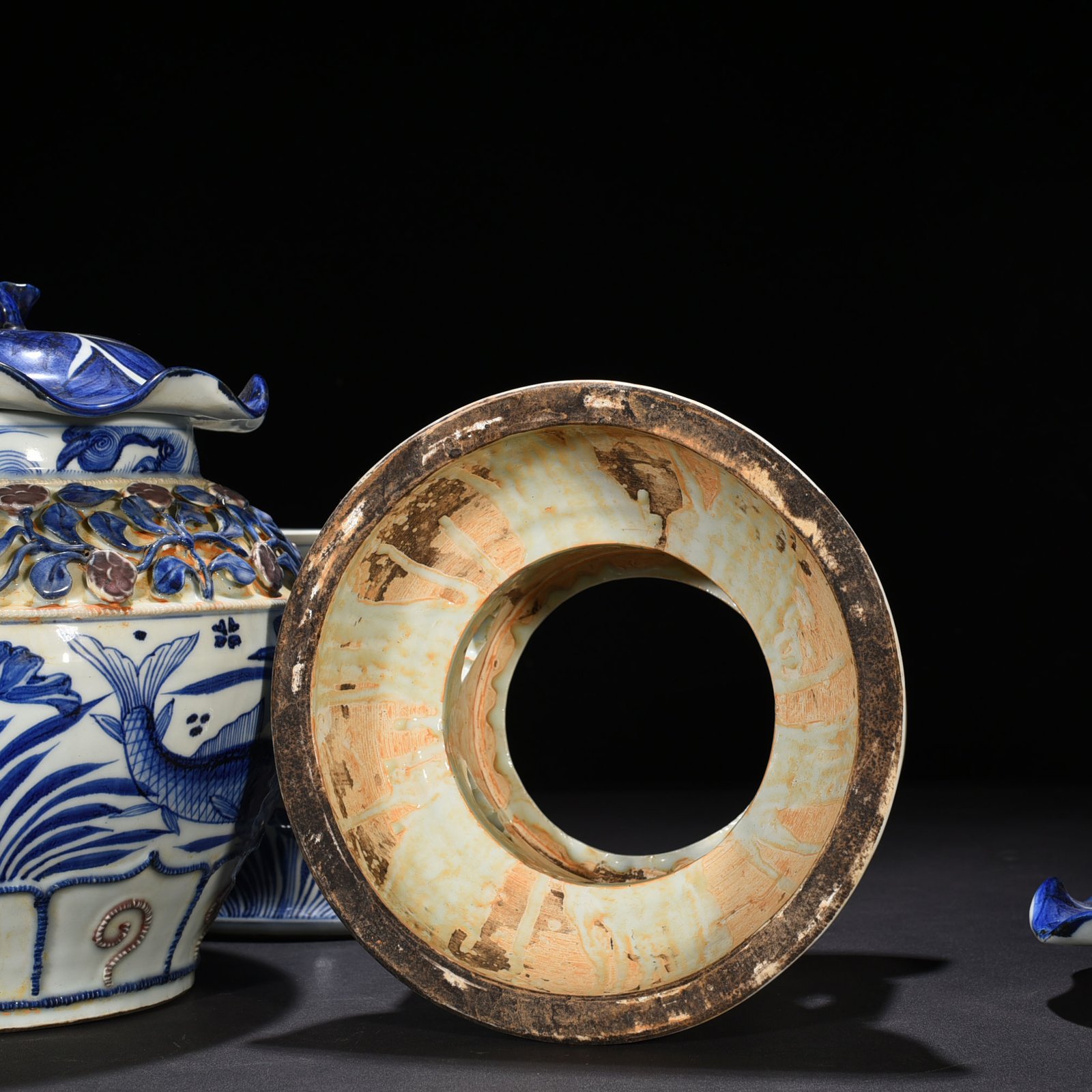Yuan Dynasty blue and white fish and algae flower lotus leaf lid jar with base
