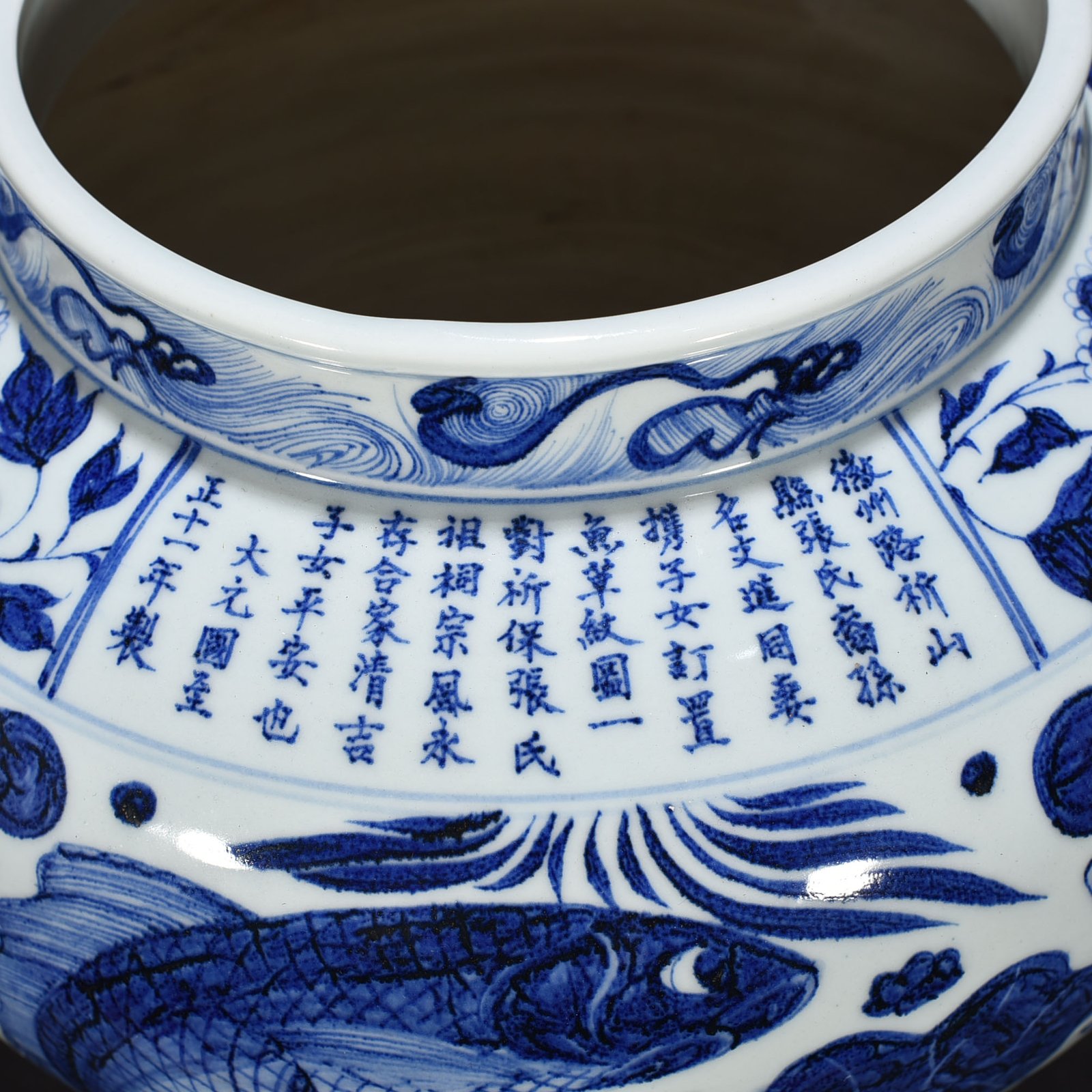 Yuan Dynasty blue and white fish and algae pattern inscribed jar