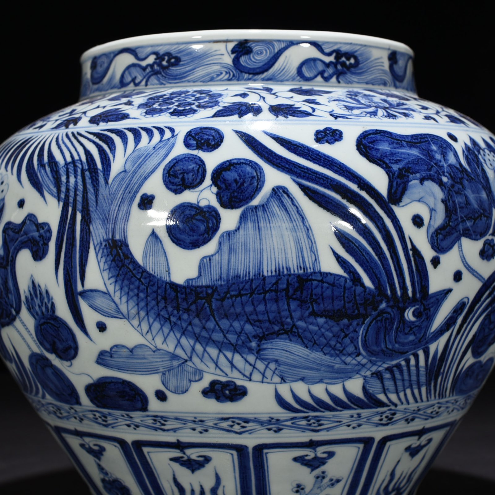 Yuan Dynasty blue and white fish and algae pattern inscribed jar