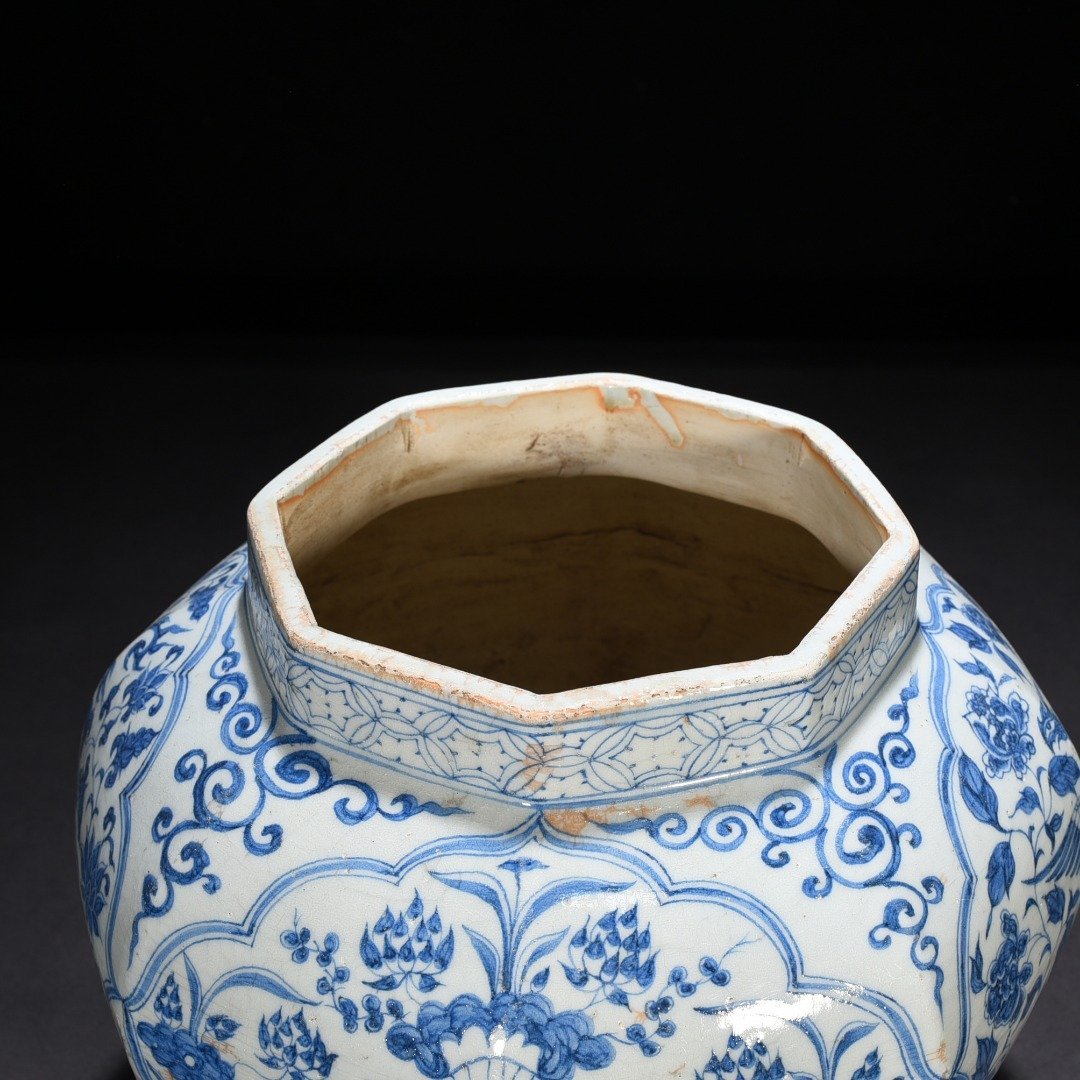 Yuan Dynasty blue and white mandarin duck and phoenix pattern octagonal jar