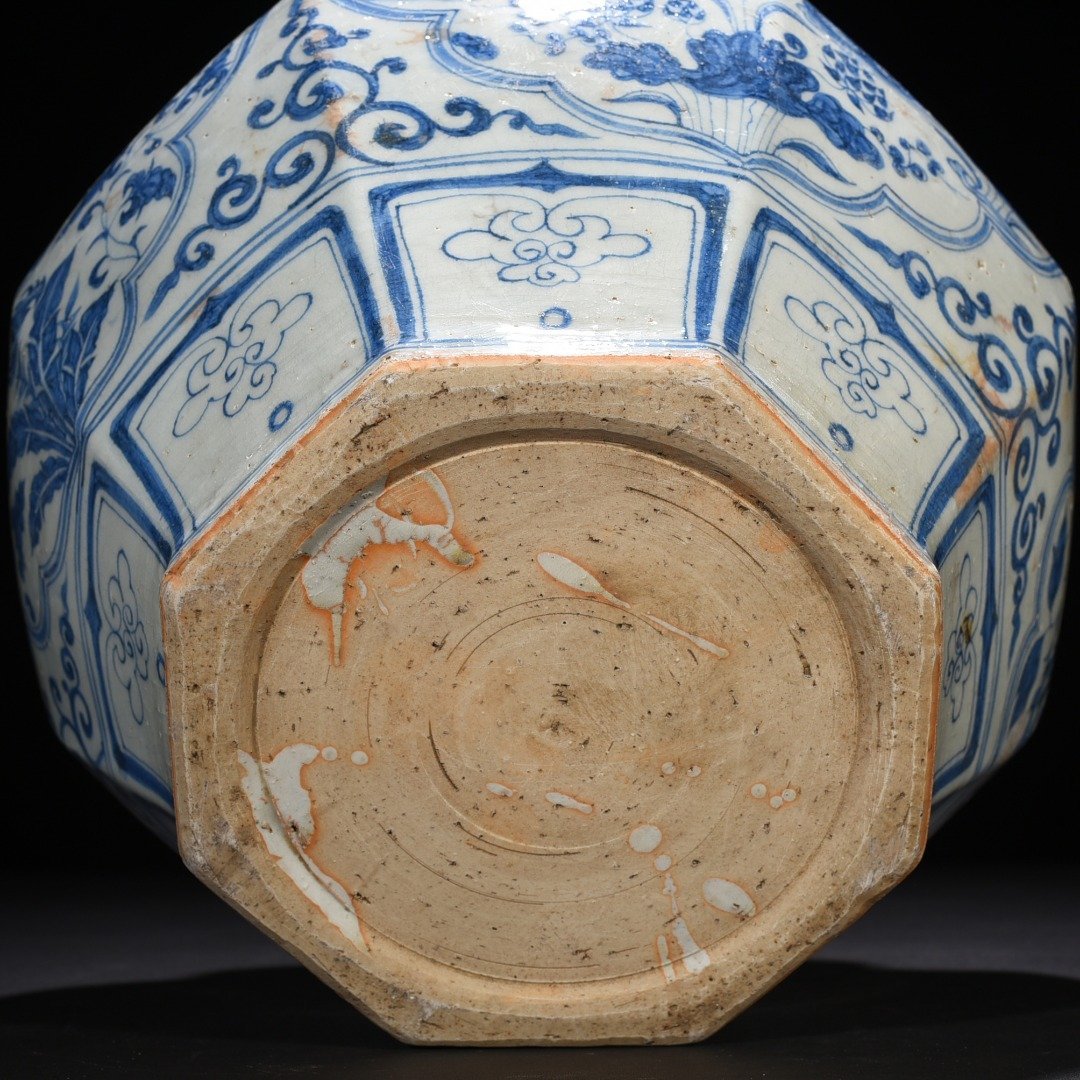 Yuan Dynasty blue and white mandarin duck and phoenix pattern octagonal jar
