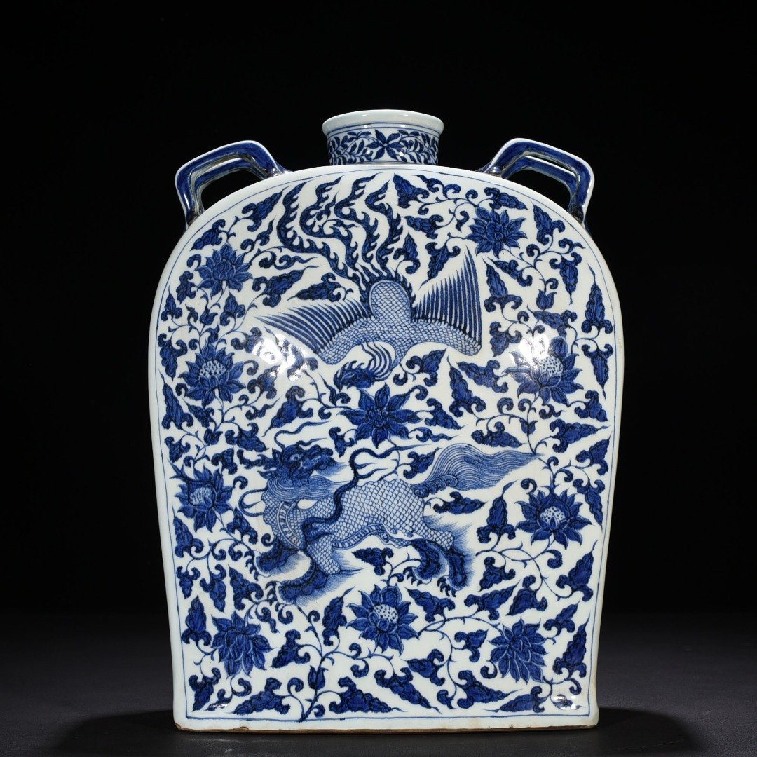 Yuan Dynasty blue and white unicorn and phoenix pattern four series flat vase