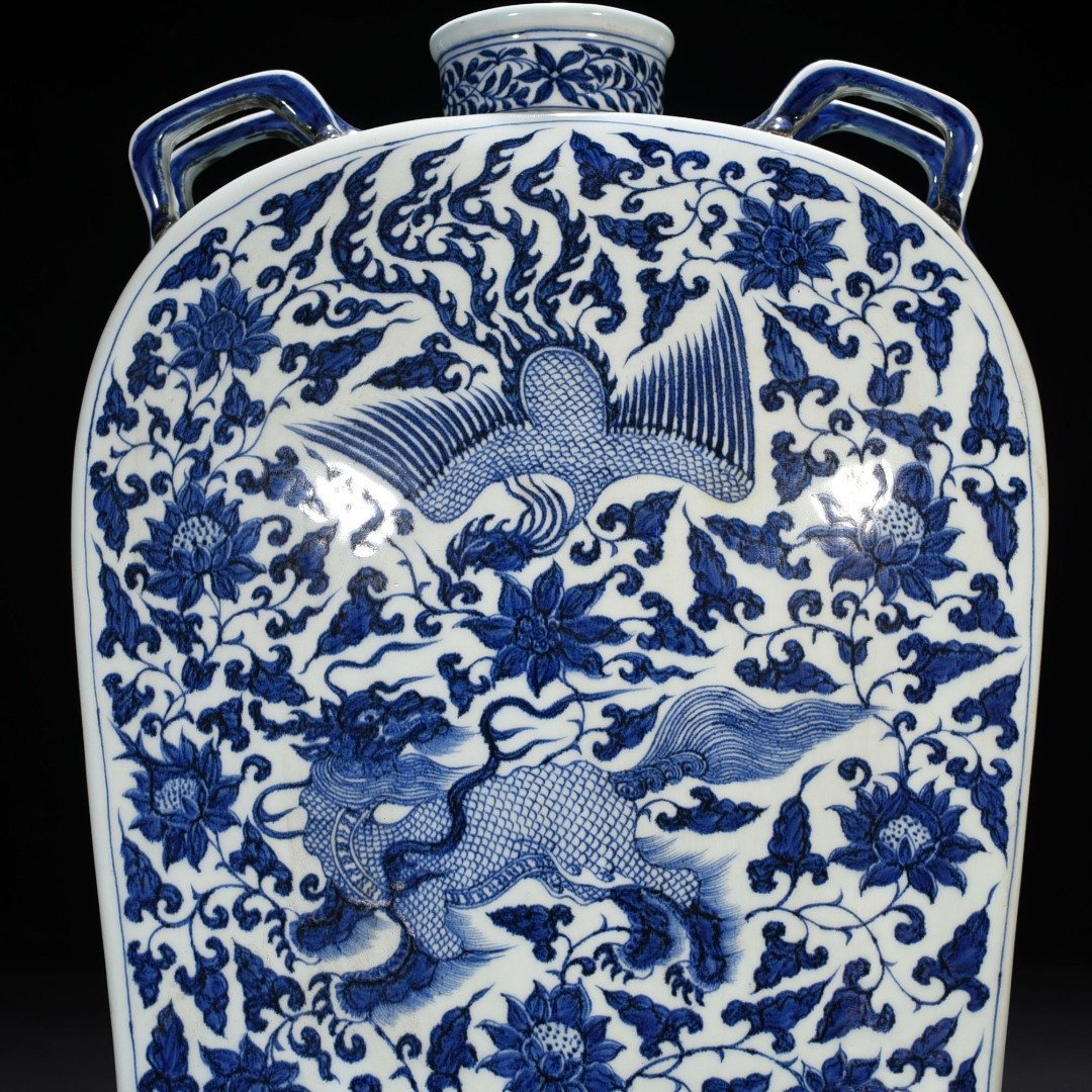 Yuan Dynasty blue and white unicorn and phoenix pattern four series flat vase