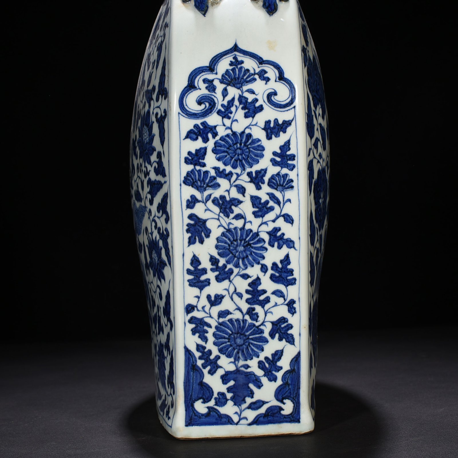 Yuan Dynasty blue and white unicorn and phoenix pattern four series flat vase