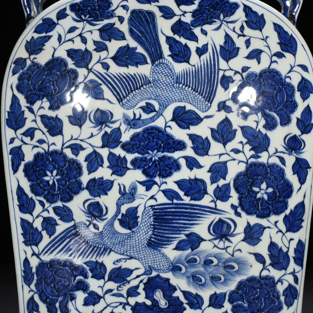 Yuan Dynasty blue and white unicorn and phoenix pattern four series flat vase
