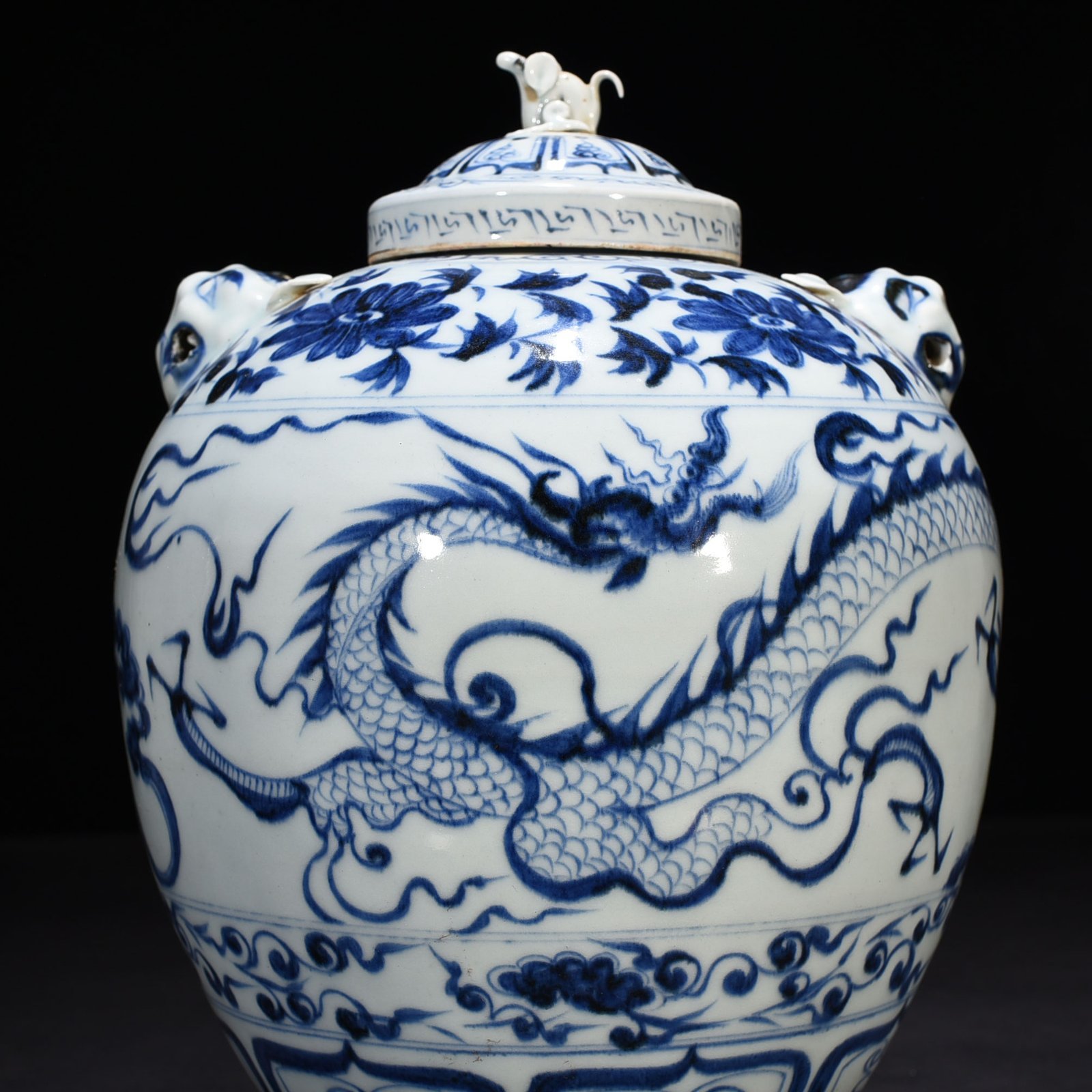 Yuan Dynasty blue and white dragon pattern animal ear lid jar