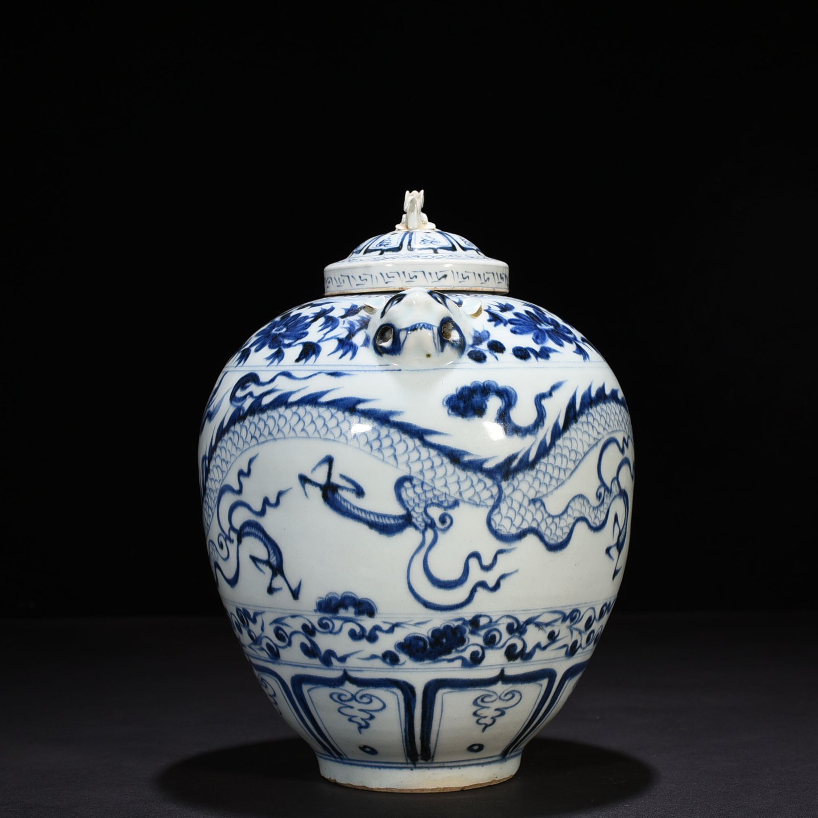 Yuan Dynasty blue and white dragon pattern animal ear lid jar