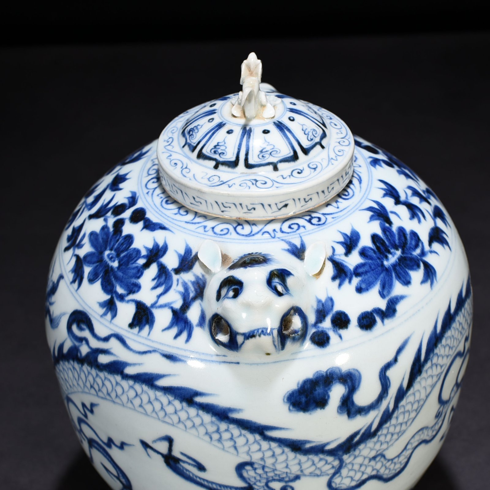 Yuan Dynasty blue and white dragon pattern animal ear lid jar