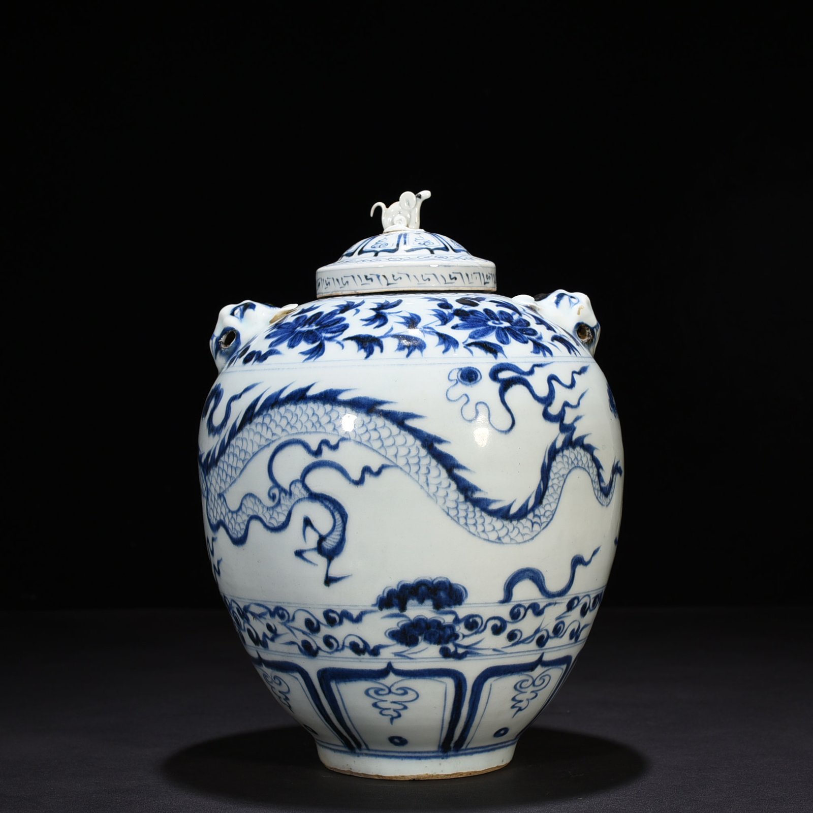 Yuan Dynasty blue and white dragon pattern animal ear lid jar