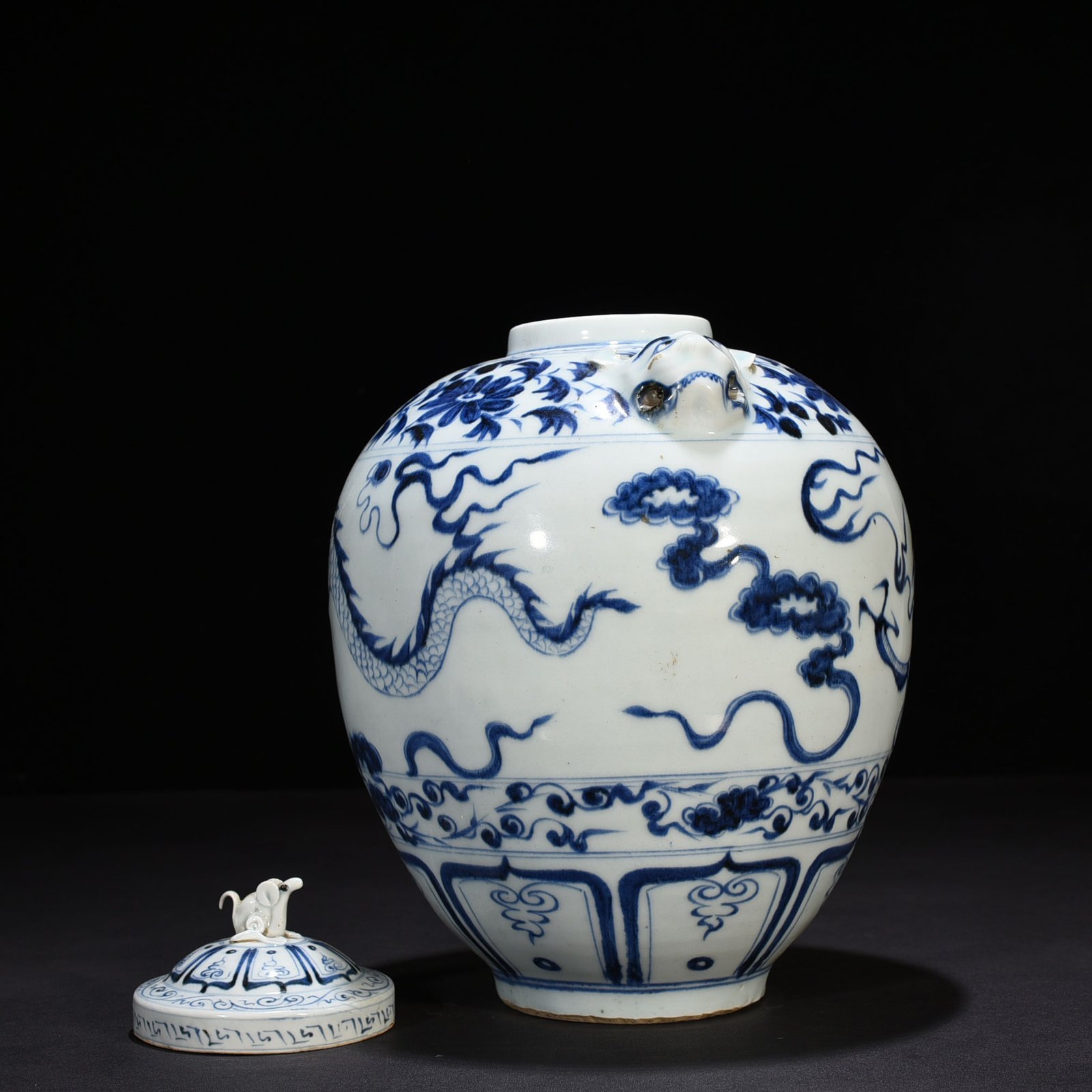Yuan Dynasty blue and white dragon pattern animal ear lid jar
