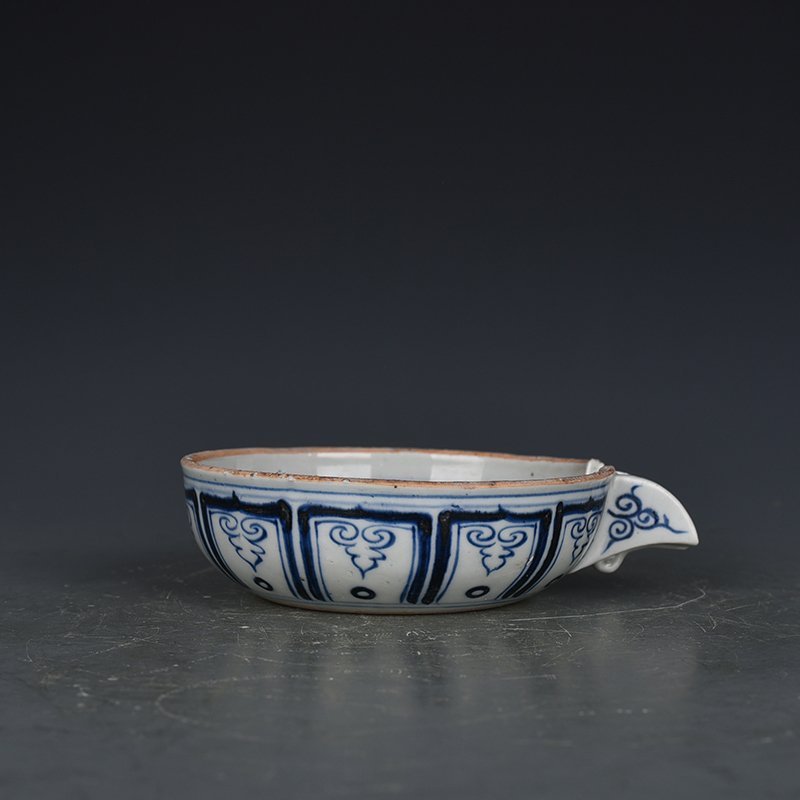 Yuan Dynasty blue and white dragon pattern porcelain vase