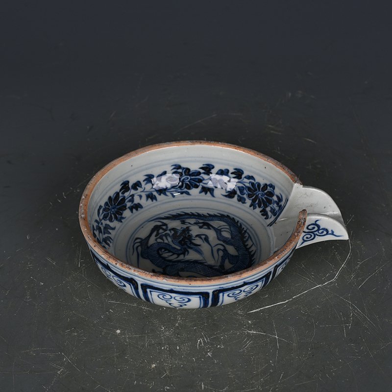 Yuan Dynasty blue and white dragon pattern porcelain vase