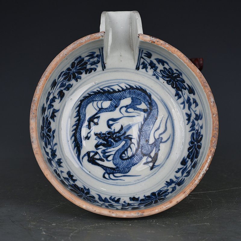 Yuan Dynasty blue and white dragon pattern porcelain vase