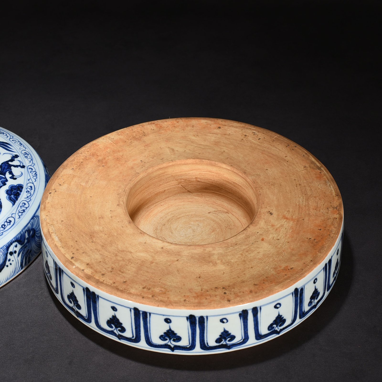 Yuan Dynasty blue and white dragon pattern inkstone cartridge