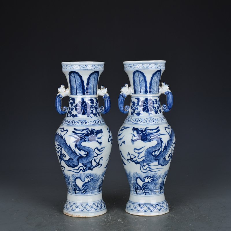 Yuan Dynasty blue and white dragon pattern elephant ear vase