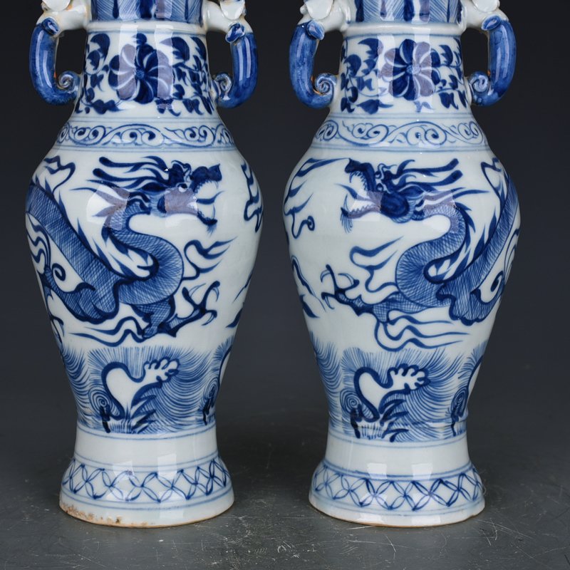 Yuan Dynasty blue and white dragon pattern elephant ear vase