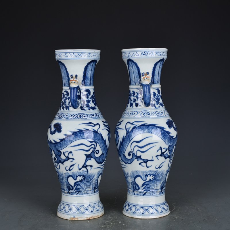 Yuan Dynasty blue and white dragon pattern elephant ear vase