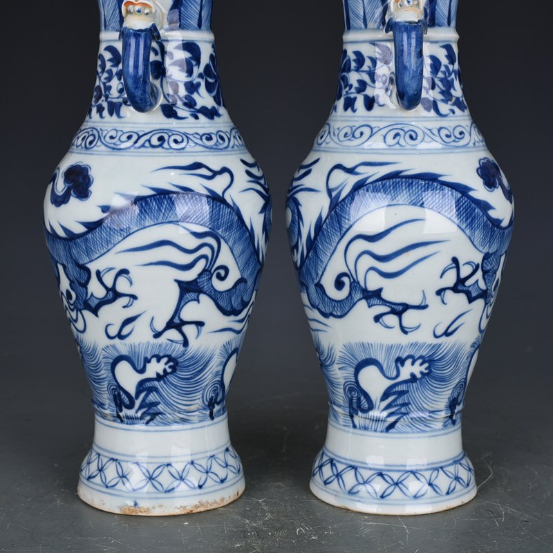 Yuan Dynasty blue and white dragon pattern elephant ear vase
