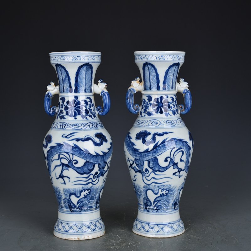 Yuan Dynasty blue and white dragon pattern elephant ear vase