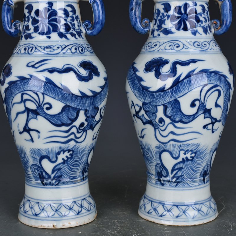 Yuan Dynasty blue and white dragon pattern elephant ear vase