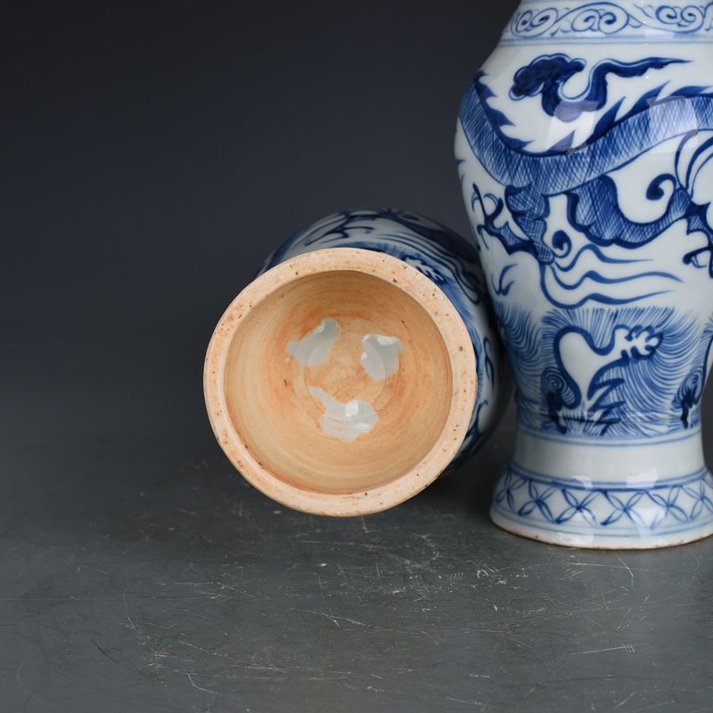 Yuan Dynasty blue and white dragon pattern elephant ear vase