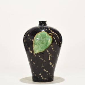 Song Dynasty Jizhou kiln wood leaf pattern plum vase