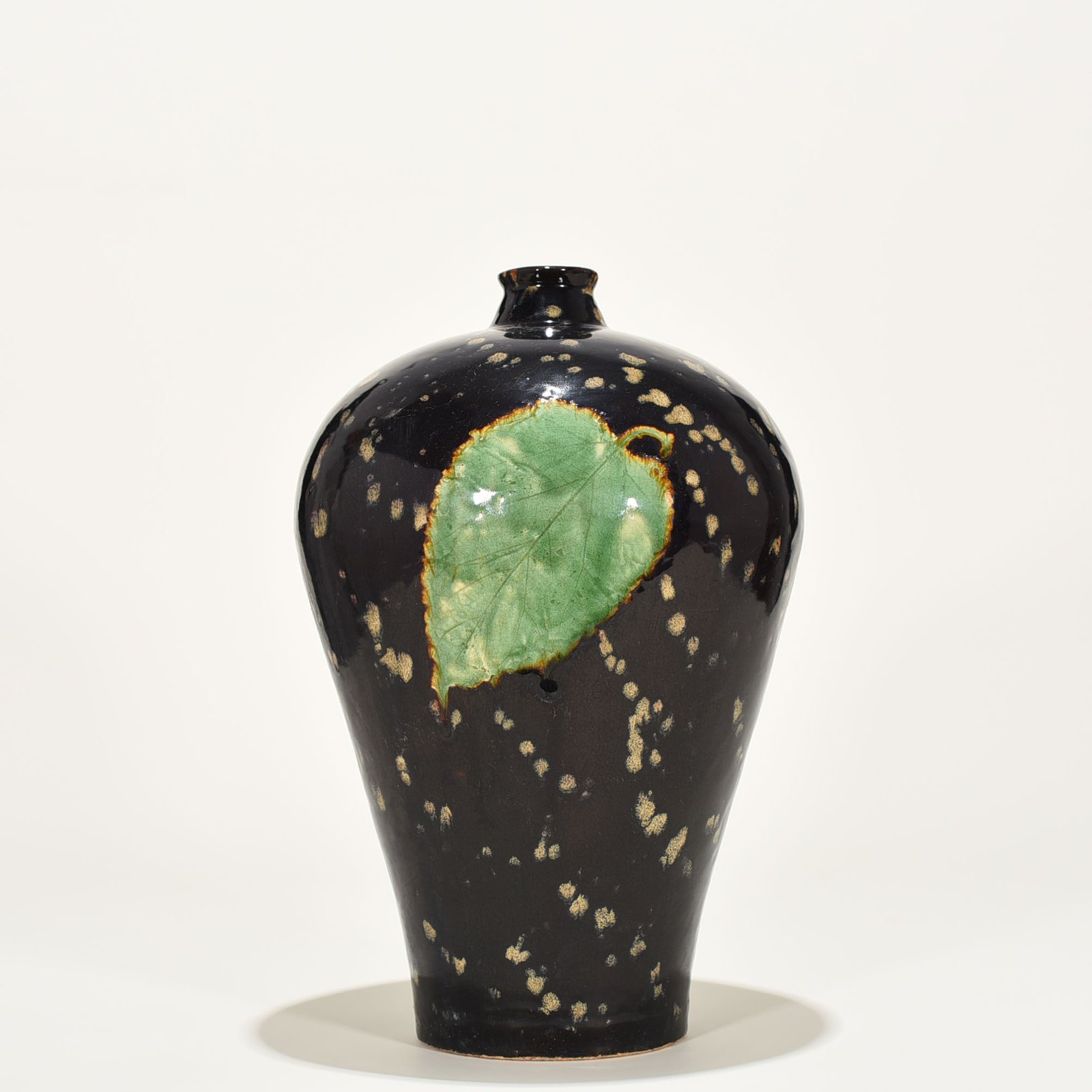 Song Dynasty Jizhou kiln wood leaf pattern plum vase