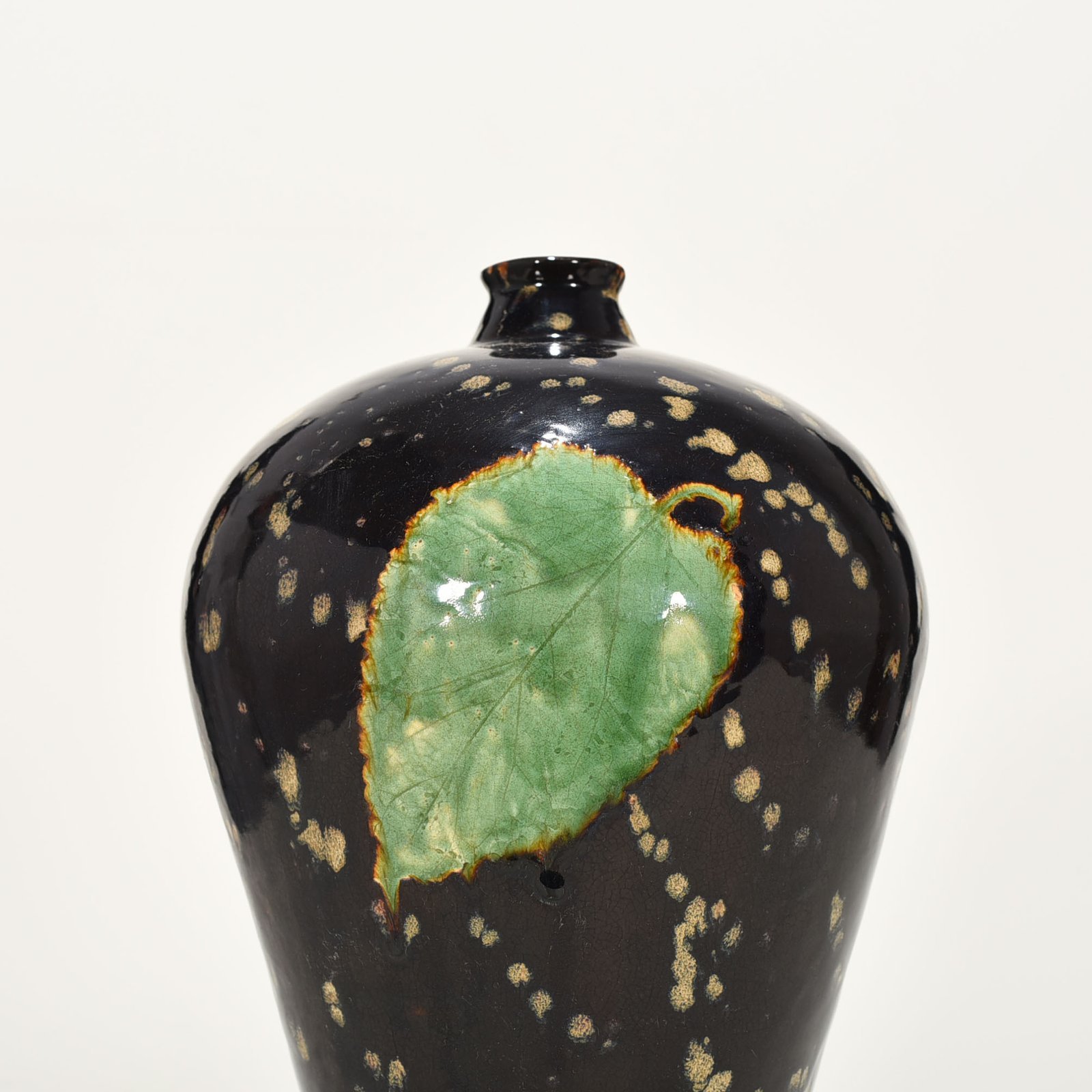 Song Dynasty Jizhou kiln wood leaf pattern plum vase