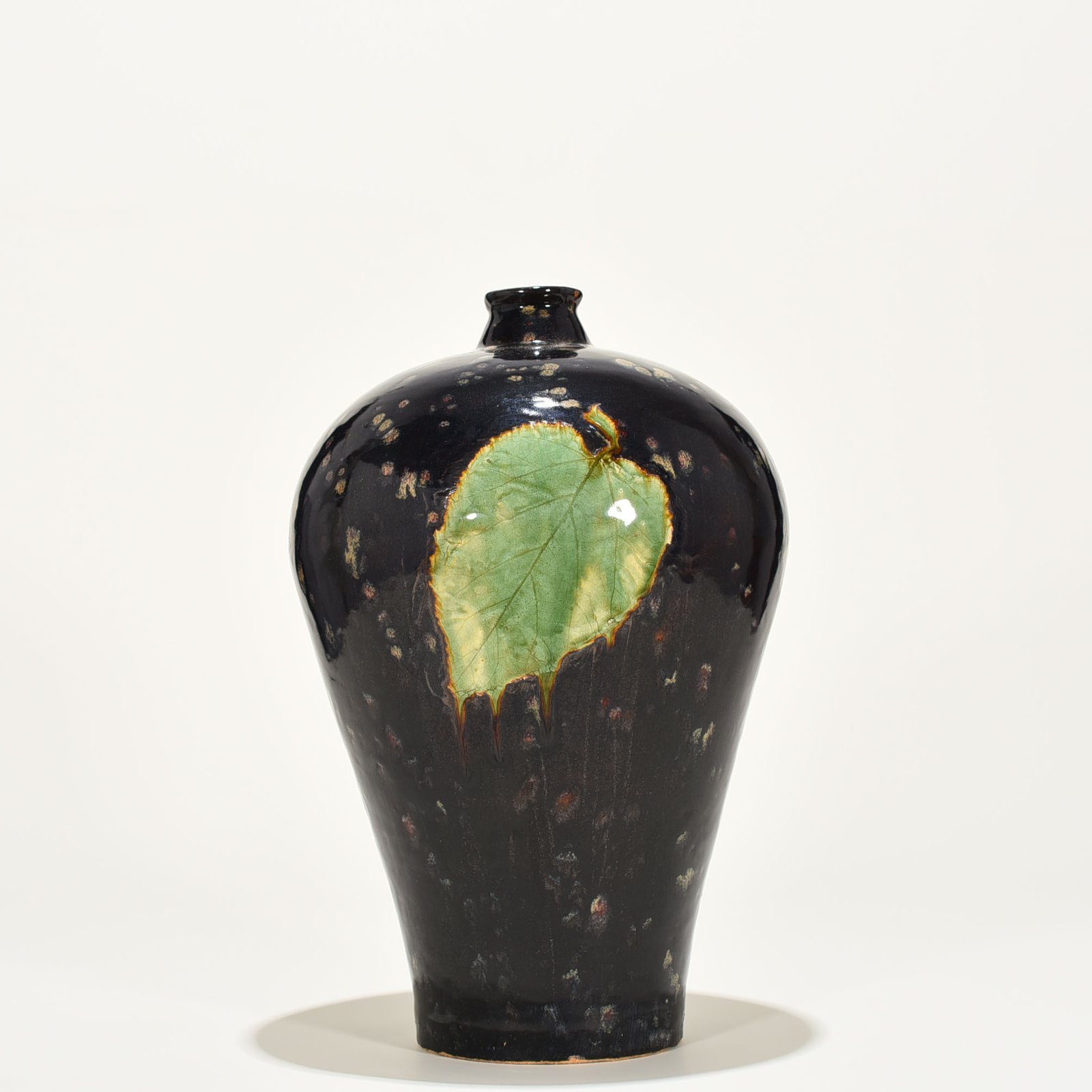 Song Dynasty Jizhou kiln wood leaf pattern plum vase
