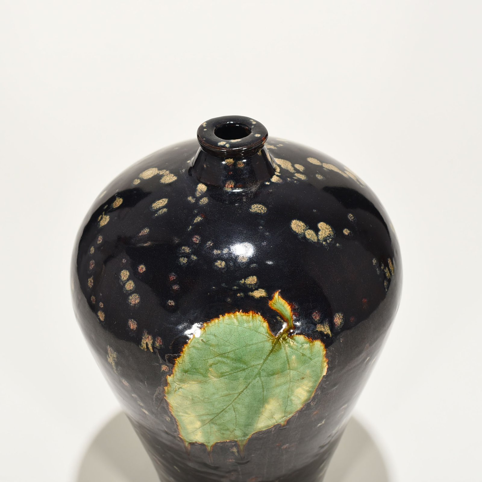 Song Dynasty Jizhou kiln wood leaf pattern plum vase