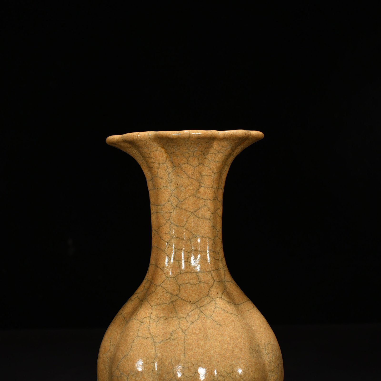 Song Dynasty Ge Kiln Begonia Style Vase