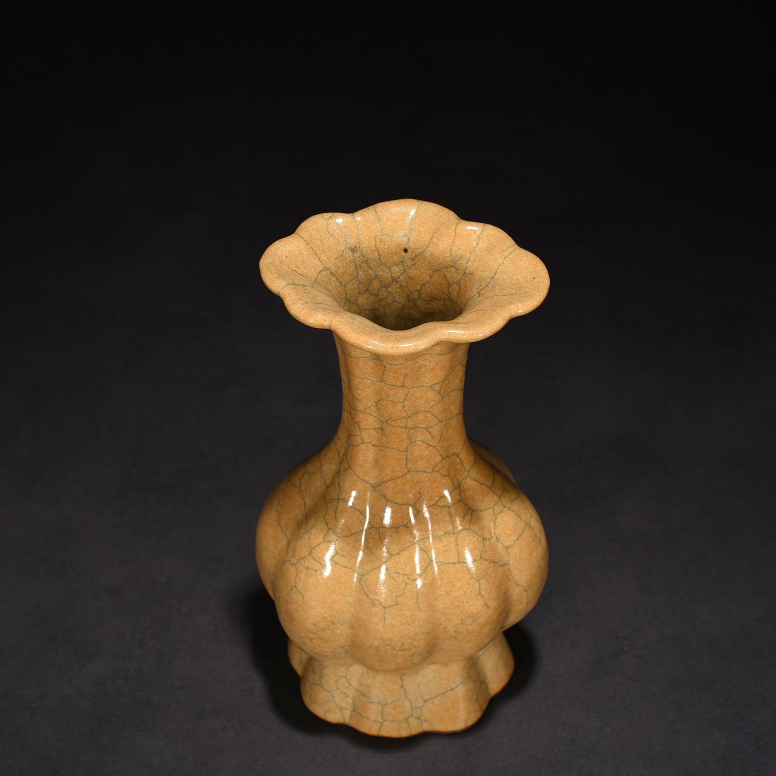 Song Dynasty Ge Kiln Begonia Style Vase