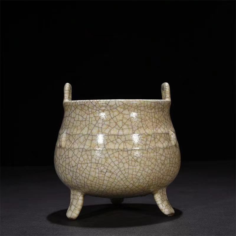 Song Dynasty Ge kiln’s three-legged furnace with dazzling patterns